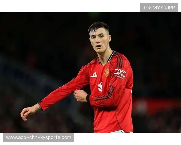 曼联的锋线组合逐渐磨合，期望能在大赛中创造奇迹，曼联支点中锋