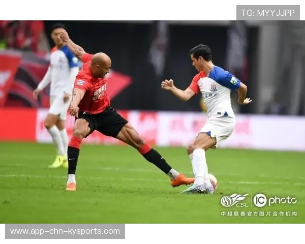 朱辰杰禁区内抢在马莱莱身前头球解围,截断反击